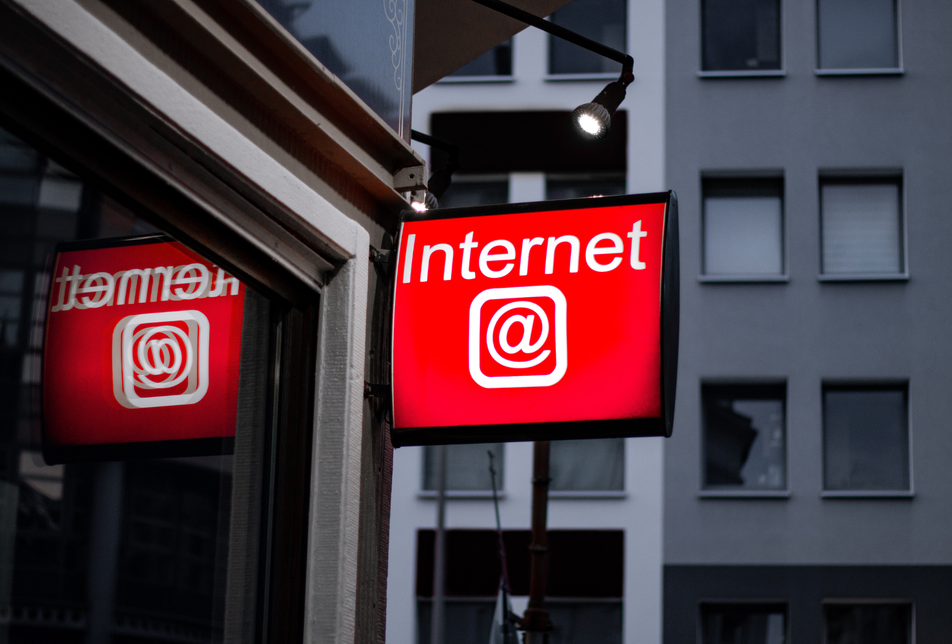 Targeting and amplification in online political advertising