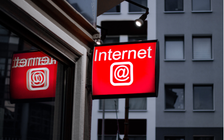 Targeting and amplification in online political advertising