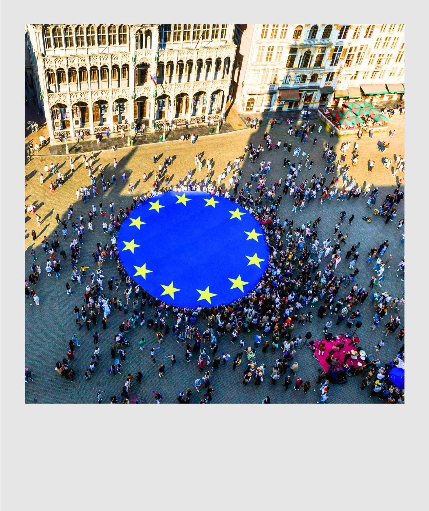 People protesting against Ukraine's invasion. Photo by Bruno on Unsplash.